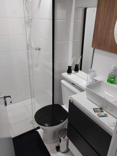 a bathroom with a toilet and a shower and a sink at Studio Carmenere Com varanda e vista incrível Mogi das Cruzes in Mogi das Cruzes