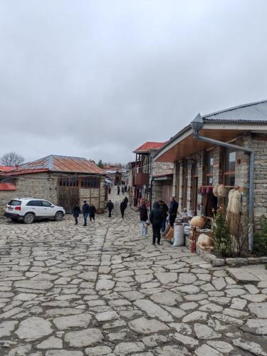 ƏrǝkitにあるLahij İsmayilov Green Hostelの石道を歩く人々