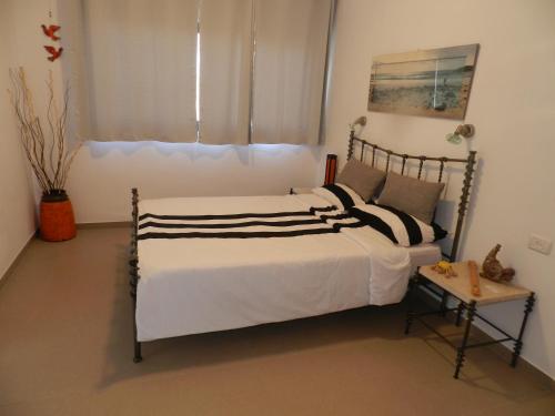 Kfar Adumim的住宿－Desert View Suite，一间卧室设有一张床和一个窗口