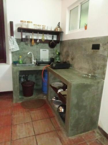 eine kleine Küche mit Theke und Spüle in der Unterkunft Minu Homestay & Villa in Weligama