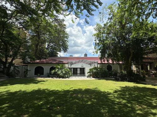 Taman di luar MiraNamin Nest KAMANTIGI Room in Unique Historic Home - Garden Access, Shared Kitchen, Pet Friendly with a Fee