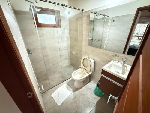 Ένα μπάνιο στο Apartasuites Las Marías