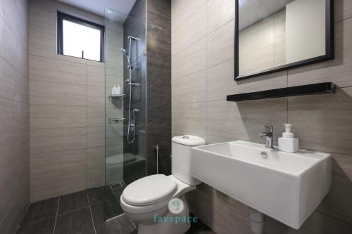 a bathroom with a toilet and a sink and a shower at Jalan Puchong - 3B2B - 7 pax - 7 min to AEON BiG & Train in Puchong