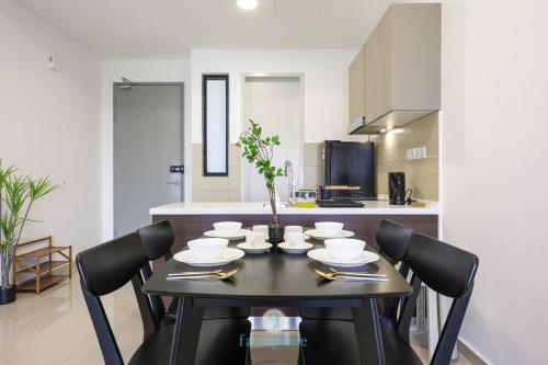 a dining room with a table and chairs in a kitchen at Jalan Puchong - 3B2B - 7 pax - 7 min to AEON BiG & Train in Puchong