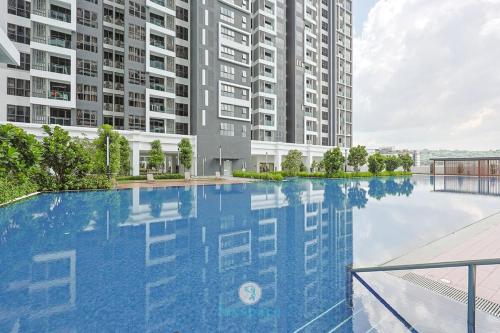 an empty swimming pool in front of a building at Jalan Puchong - 3B2B - 7 pax - 7 min to AEON BiG & Train in Puchong