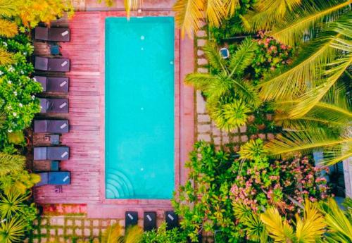 an overhead view of a building with a blue swimming pool at Angkor Home 27 in Phumĭ Réach Born