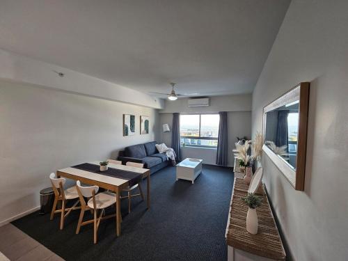 una sala de estar con una mesa y un sofá en ツ Peace of Paradise, en Darwin