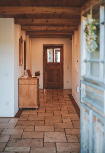 a hallway with a wooden door and a wooden crate at Ferienhaus Kaiser in Aßling