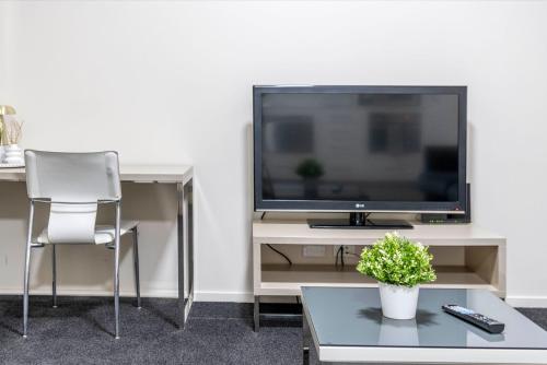 TV a/nebo společenská místnost v ubytování Stylish Stay Near Lake Tuggeranong