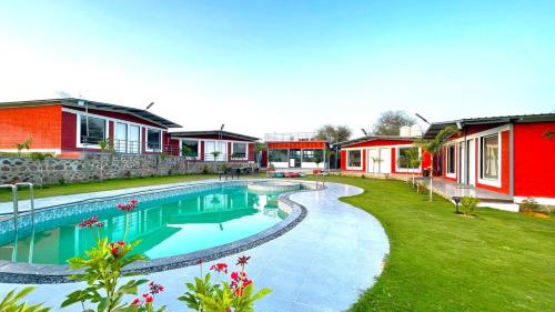 Bazén v ubytování Farm stay with pool gurgaon nebo v jeho okolí