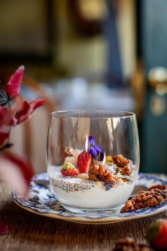 een kom met aardbeien en noten op een bord bij The Corinda Collection in Hobart