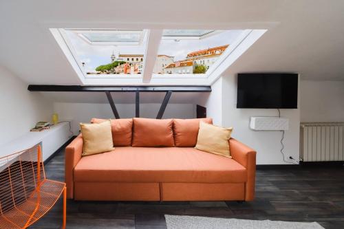 Group-Friendly 4BR Duplex Castle View wAC