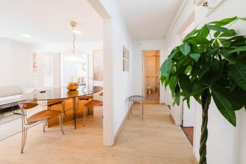 Group-Friendly 4BR Duplex Castle View wAC