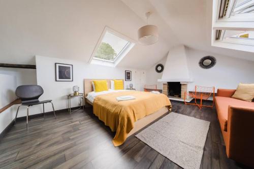 Group-Friendly 4BR Duplex Castle View wAC