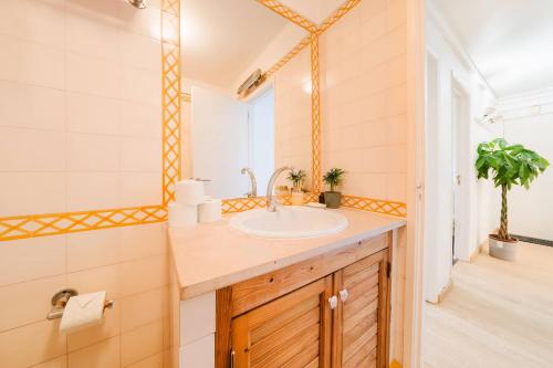 Group-Friendly 4BR Duplex Castle View wAC