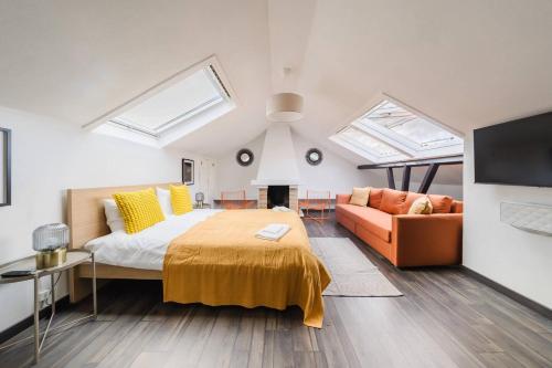 Group-Friendly 4BR Duplex Castle View wAC