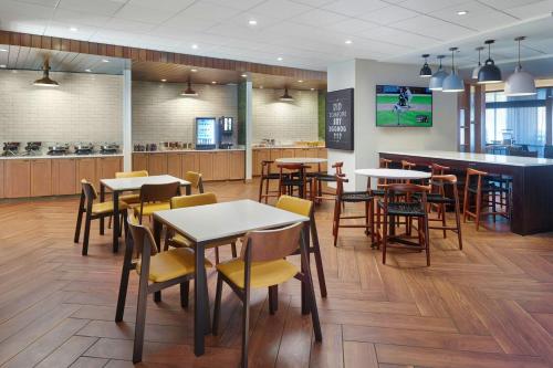 En restaurant eller et andet spisested på Fairfield Inn & Suites by Marriott Helen