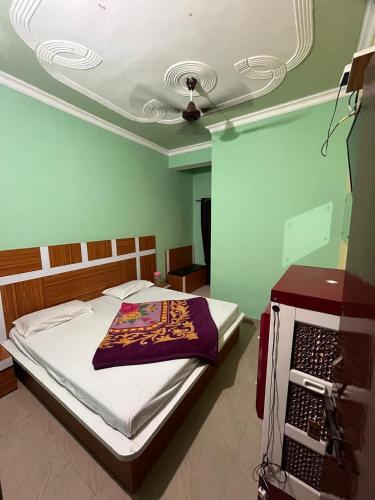 Un dormitorio con una cama y un techo. en Hotel Verma residency, en Katra