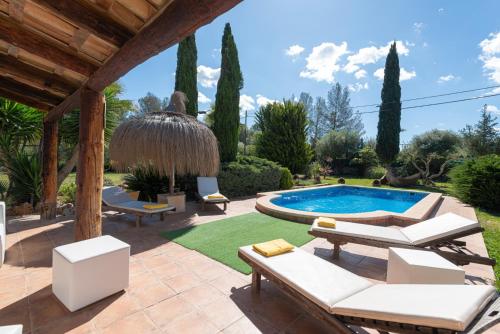 un patio trasero con piscina y pérgola de madera en Cas Mostatxet - Sencelles, en Sencelles