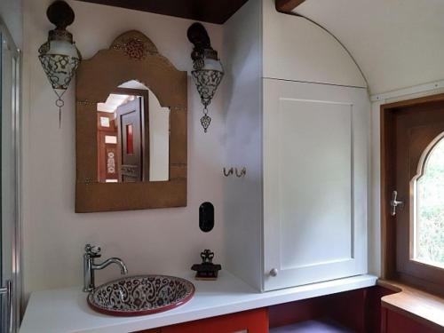 a bathroom with a sink and a mirror at Zigappo Orientale in Lychen