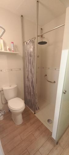 une salle de bain avec toilettes et douche dans l'établissement Vos vacances à la mer, à Valras-Plage