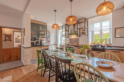 une cuisine et une salle à manger avec une table et des chaises dans l'établissement Maison 8 pers plein centre ville, à Lesneven