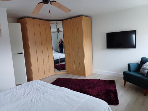 a woman taking a picture of a bedroom at Gehele woning in Nuenen in Nuenen