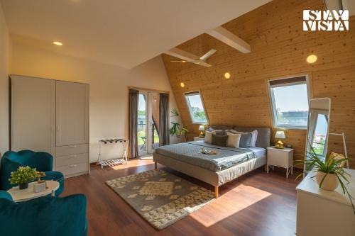 Un dormitorio con una cama en una habitación con paredes de madera. en StayVista at Aarna Estate with library, lawn, en Tāoru