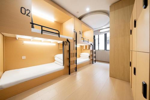 un albergue con literas en un pasillo en Dengba Inn - Guilin Road Subway Station Branch, en Shanghái