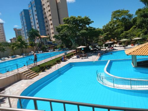 a view of the swimming pool at a resort at Suíte Lari in Caldas Novas