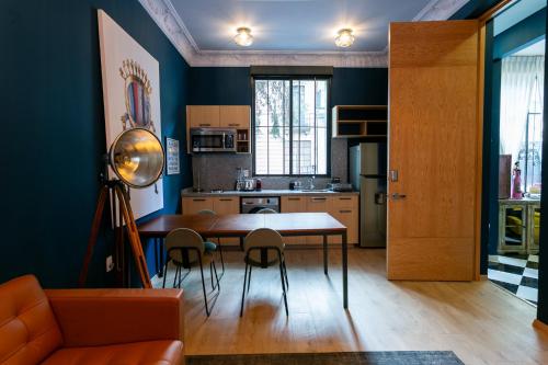 a kitchen and dining room with a table and chairs at Chihuahua Boutique Centric Studio & Loft in Mexico City