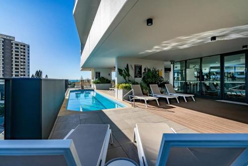 un balcone di un edificio con piscina di Sun-Kissed Coastal Comfort Pool,Gym,Beach,BBQ a Gold Coast