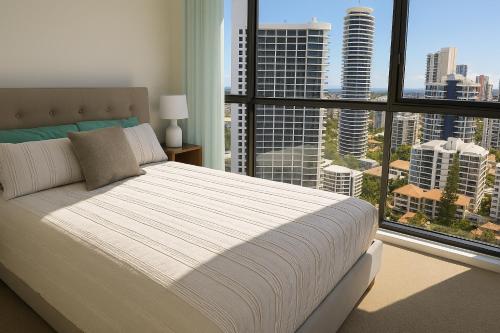 una camera da letto con un letto grande e una grande finestra di Sun-Kissed Coastal Comfort Pool,Gym,Beach,BBQ a Gold Coast