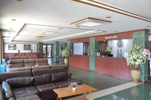 a lobby with a waiting room with leather furniture at Hungheuang Hotel in Savannakhet