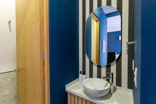 a bathroom with a sink and a mirror at Chihuahua Boutique Centric Studio & Loft in Mexico City