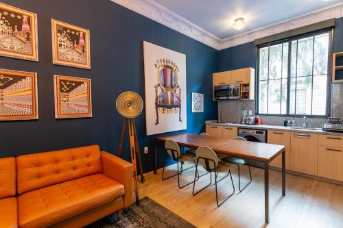 a living room with a couch and a table and a kitchen at Chihuahua Boutique Centric Studio & Loft in Mexico City