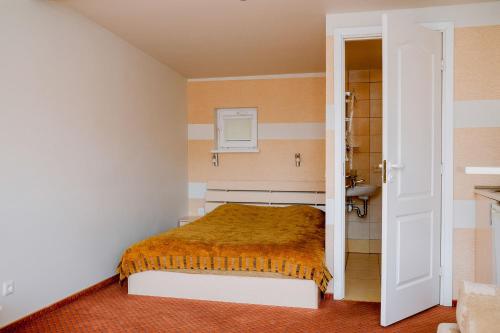 Кровать или кровати в номере Apartamentai Naglis