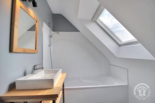 un baño con lavabo y bañera en Ty camille, en Ploubazlanec