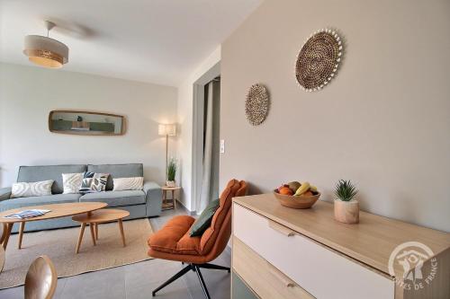 un salon avec un canapé et une table dans l'établissement La nelliere 2, à Saint-Cast-le-Guildo