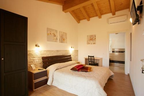 トレヴィーゾにあるB&B Al sogno di Lauraのレンガの壁、ベッド付きのベッドルーム1室
