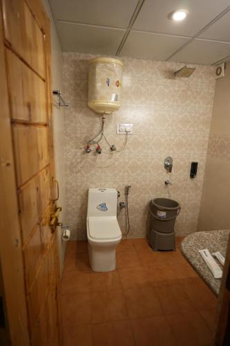 bagno con servizi igienici e cestino di Hotel Monal a Manāli