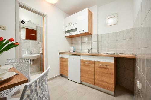 eine kleine Küche mit einer Spüle und einer Theke in der Unterkunft Apartment Sapa in Split