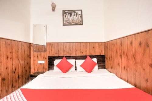Кровать или кровати в номере Super Hotel O Shri Sai Guest House