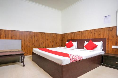 Кровать или кровати в номере Super Hotel O Shri Sai Guest House