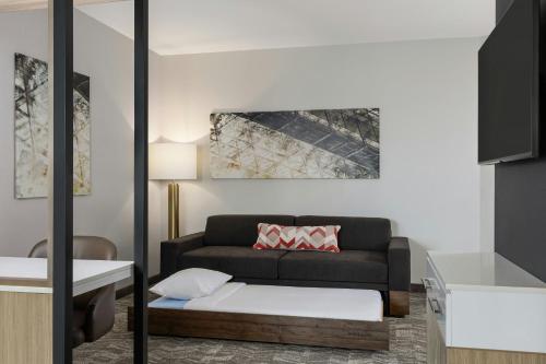 SpringHill Suites by Marriott Fargoにあるベッド