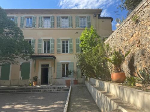 un bâtiment devant un mur avec des plantes dans l'établissement Chateau de mont-vert, à Saint-Zacharie