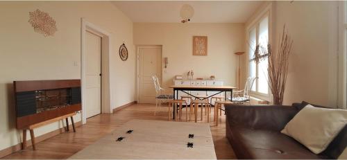un salon avec un canapé et une table dans l'établissement 103m2 d'Espace et de Calme au coeur de Montpellier, à Montpellier