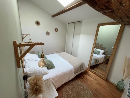 une chambre avec un grand miroir et un lit dans l'établissement Appartement à la campagne, à Segonzac
