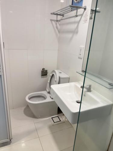 Ένα μπάνιο στο Stunning Seaview Duplex George Town Maritime Suites