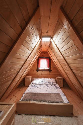Ein Bett oder Betten in einem Zimmer der Unterkunft Kolibe Ravno Brdo